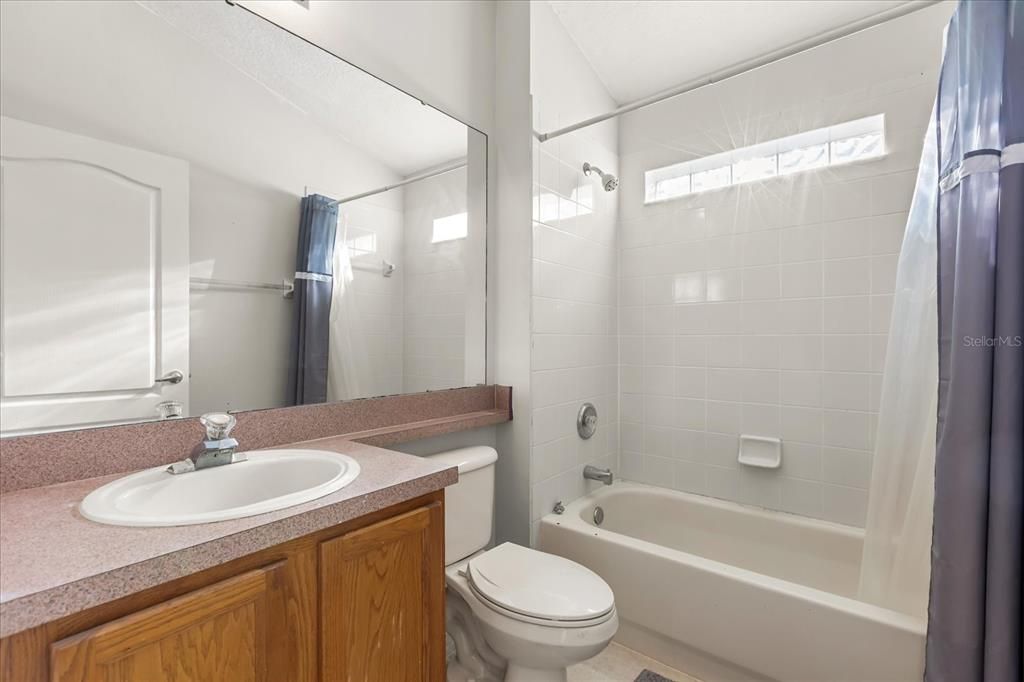 На продажу: $329,999 (3 спален, 2 ванн, 1704 Квадратных фут)