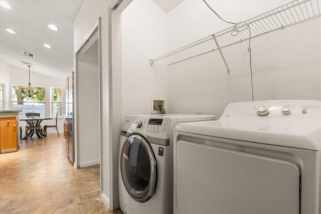 На продажу: $329,999 (3 спален, 2 ванн, 1704 Квадратных фут)