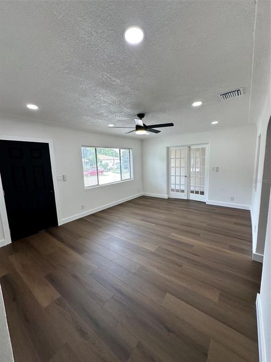 For Sale: $285,000 (2 beds, 1 baths, 1096 Square Feet)
