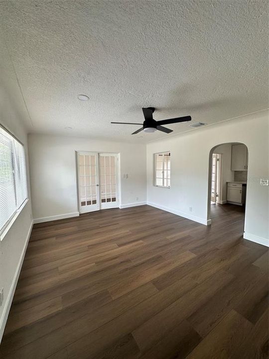 For Sale: $285,000 (2 beds, 1 baths, 1096 Square Feet)