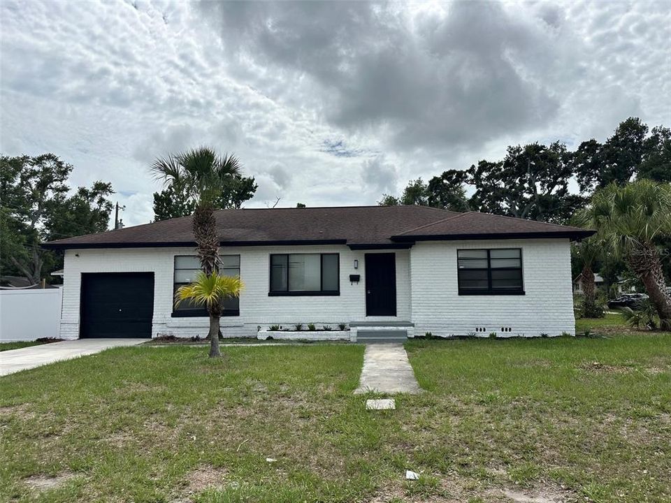 For Sale: $285,000 (2 beds, 1 baths, 1096 Square Feet)