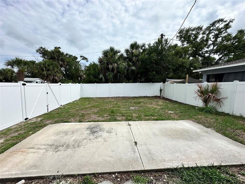 For Sale: $285,000 (2 beds, 1 baths, 1096 Square Feet)