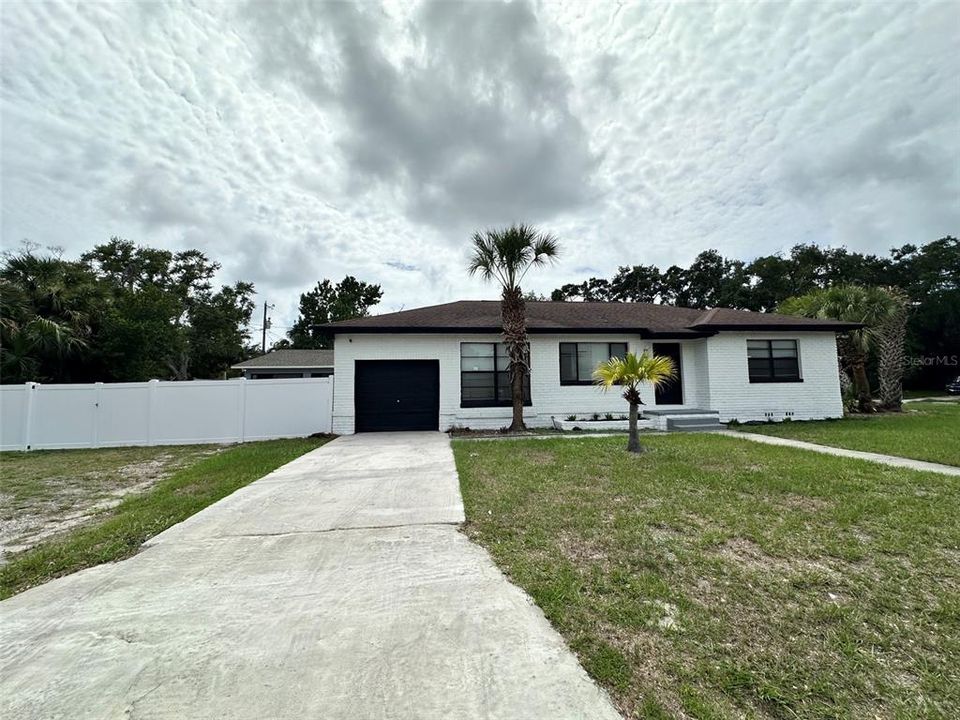 For Sale: $285,000 (2 beds, 1 baths, 1096 Square Feet)