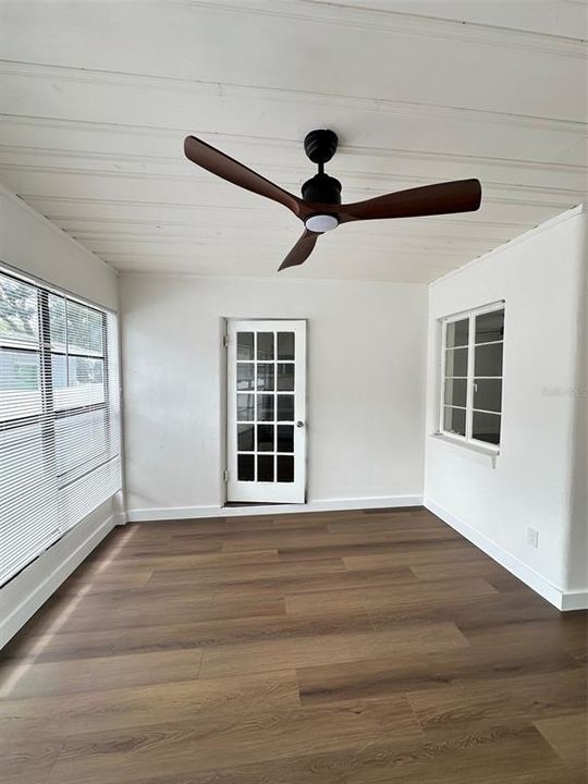 For Sale: $285,000 (2 beds, 1 baths, 1096 Square Feet)