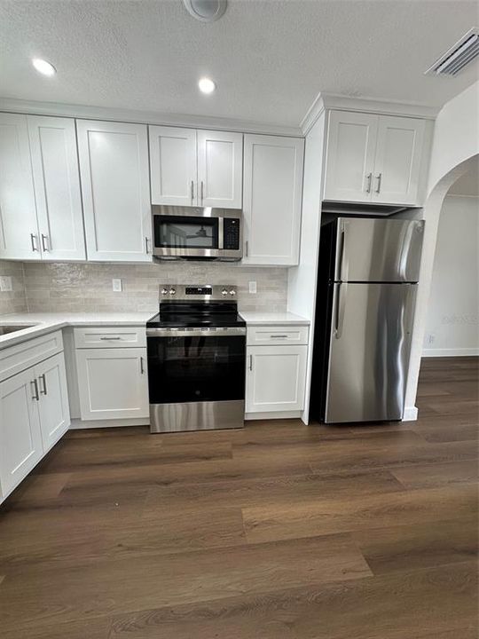 For Sale: $285,000 (2 beds, 1 baths, 1096 Square Feet)