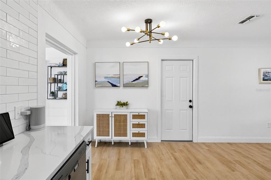 En Venta: $549,000 (4 camas, 2 baños, 1822 Pies cuadrados)