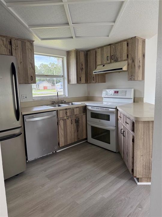 Active With Contract: $289,900 (3 beds, 2 baths, 1287 Square Feet)
