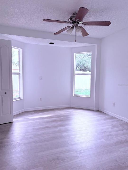 Active With Contract: $289,900 (3 beds, 2 baths, 1287 Square Feet)