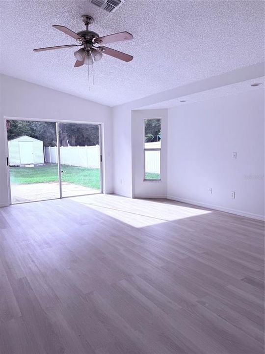 Active With Contract: $289,900 (3 beds, 2 baths, 1287 Square Feet)
