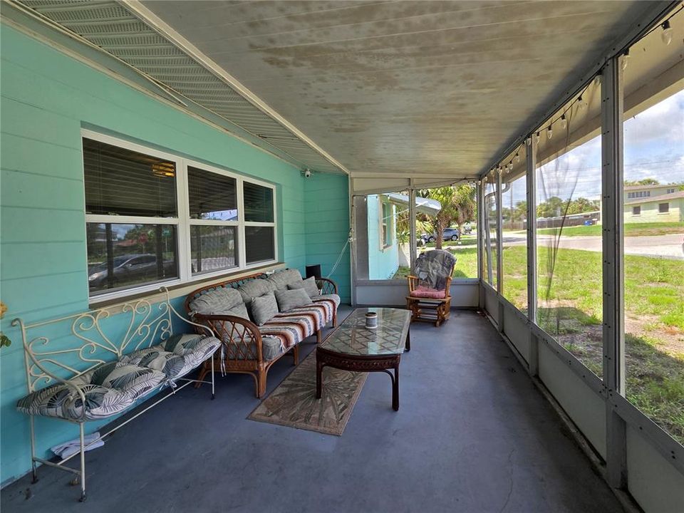 For Sale: $289,924 (2 beds, 1 baths, 788 Square Feet)