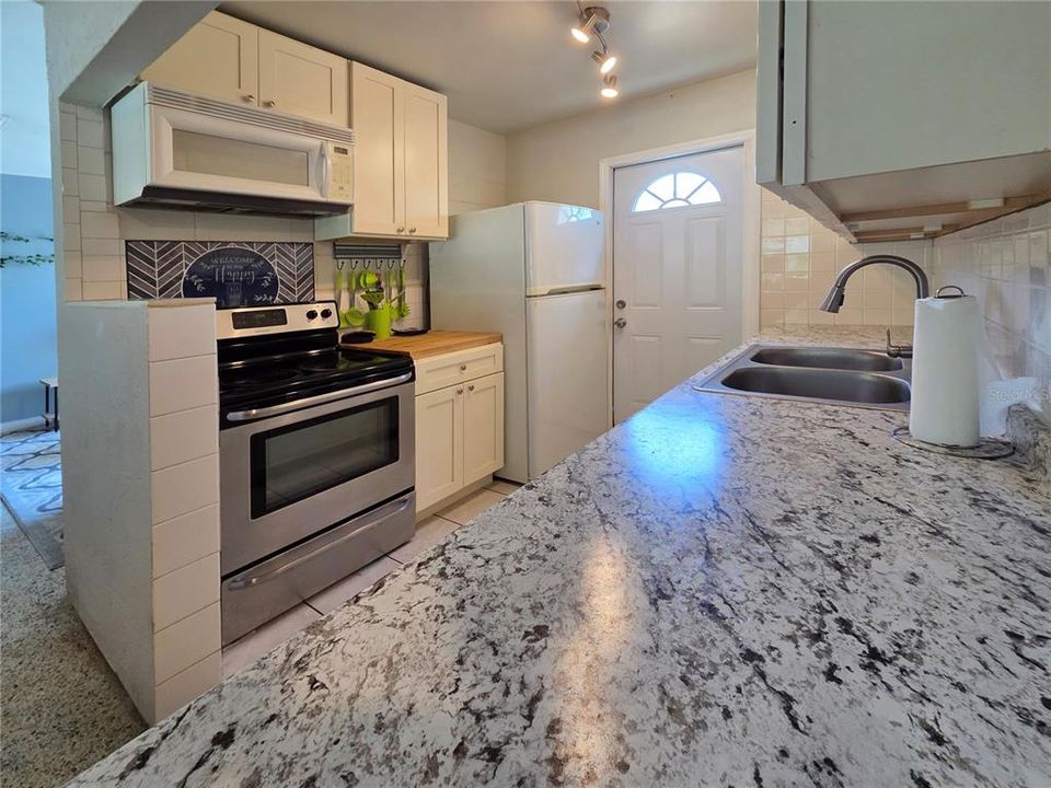 For Sale: $289,924 (2 beds, 1 baths, 788 Square Feet)