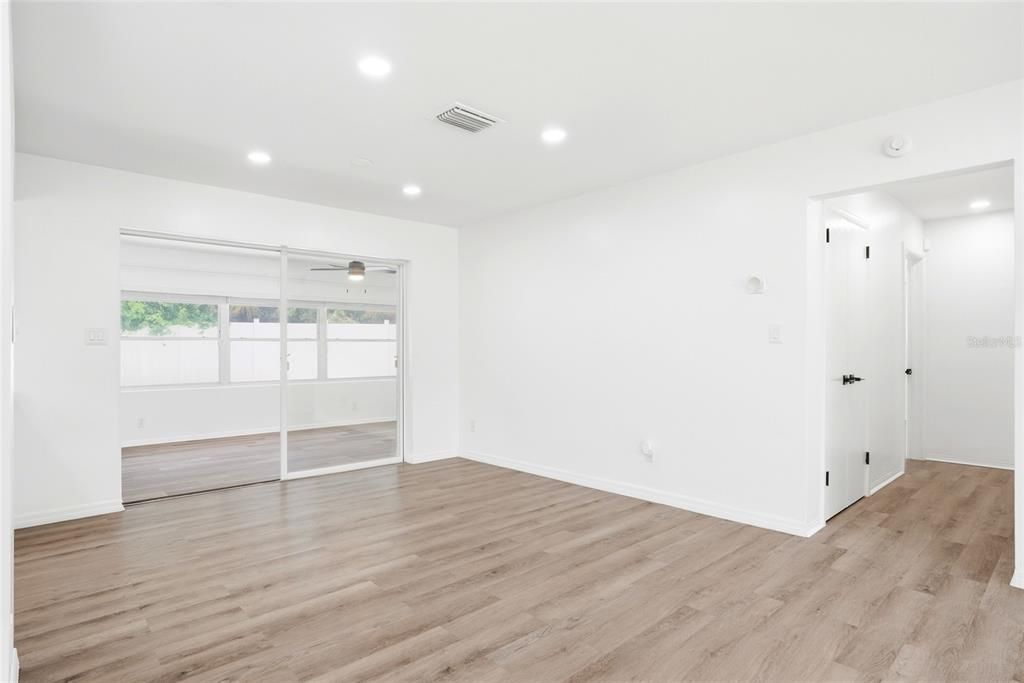 For Sale: $575,000 (3 beds, 3 baths, 1657 Square Feet)