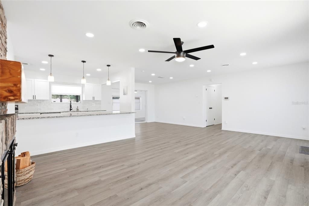 For Sale: $575,000 (3 beds, 3 baths, 1657 Square Feet)