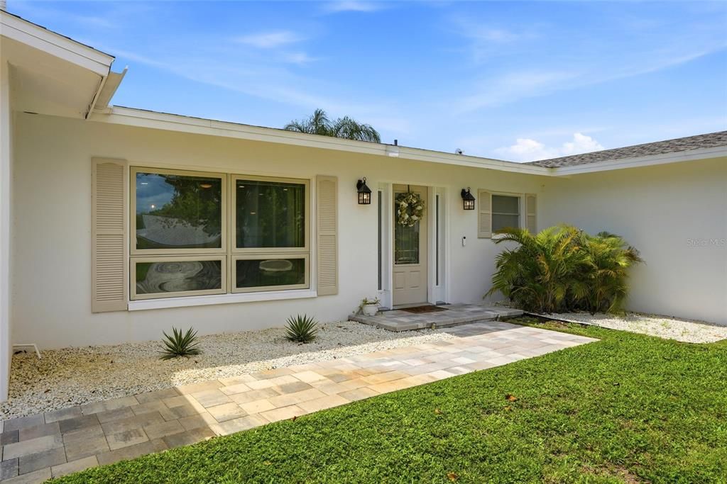 For Sale: $575,000 (3 beds, 3 baths, 1657 Square Feet)