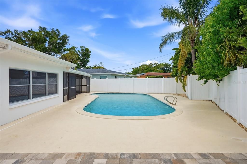 For Sale: $575,000 (3 beds, 3 baths, 1657 Square Feet)