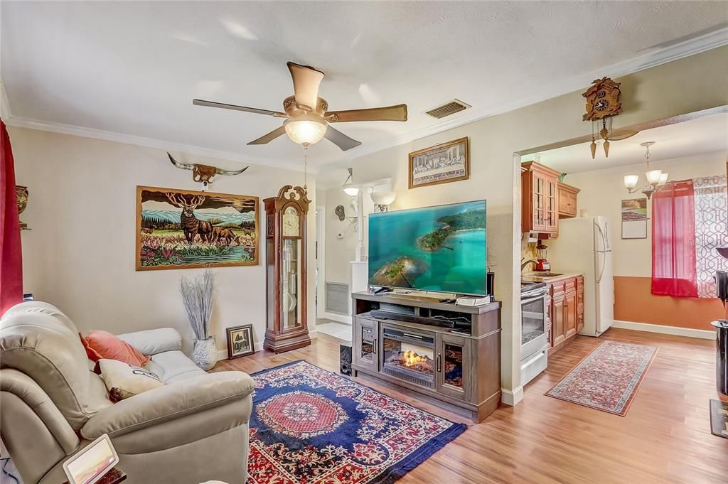 For Sale: $187,000 (2 beds, 1 baths, 690 Square Feet)