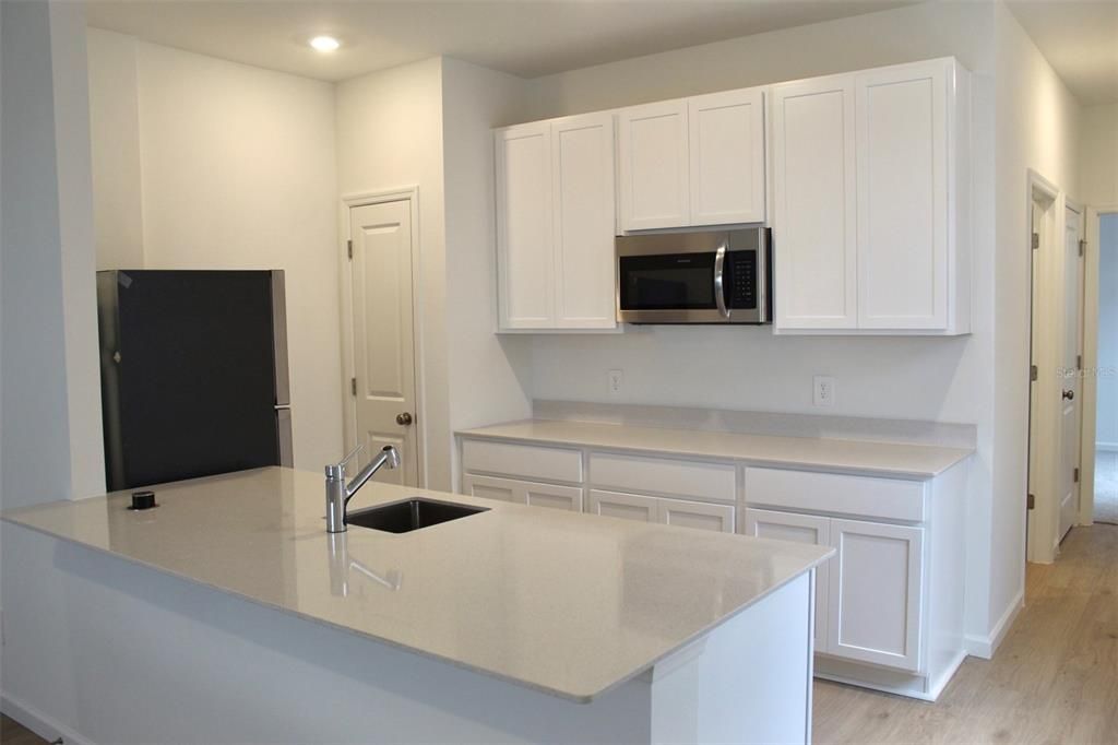 For Rent: $1,450 (1 beds, 1 baths, 2366 Square Feet)