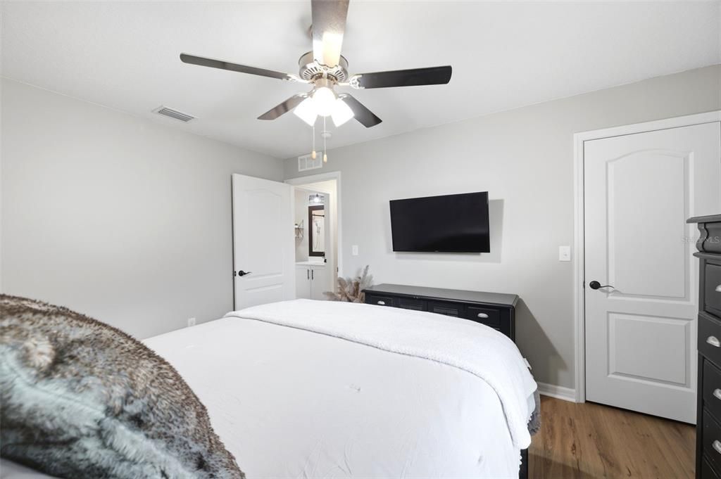 For Sale: $325,000 (3 beds, 2 baths, 1459 Square Feet)