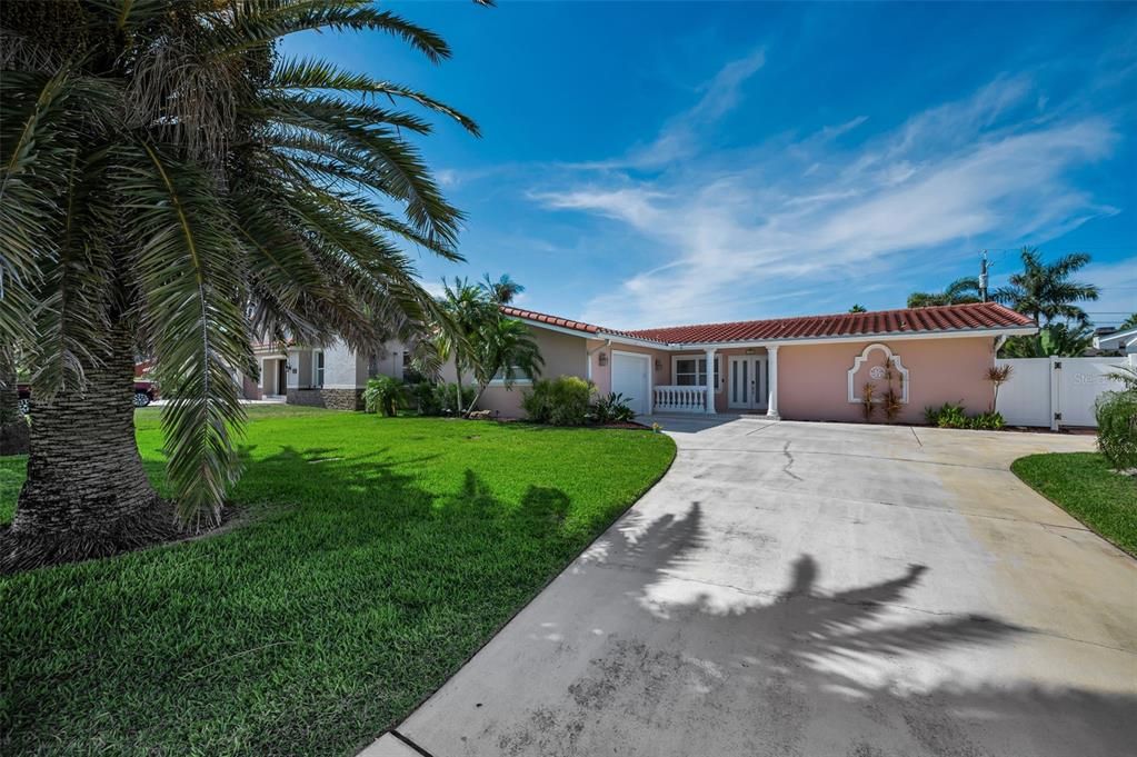For Sale: $900,000 (3 beds, 2 baths, 1955 Square Feet)