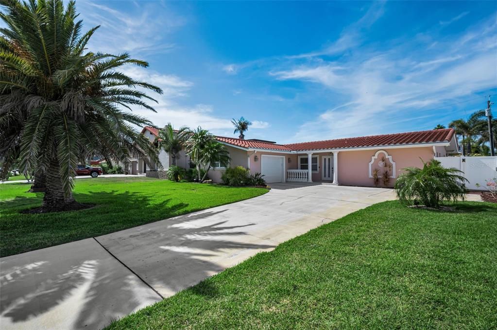 For Sale: $900,000 (3 beds, 2 baths, 1955 Square Feet)
