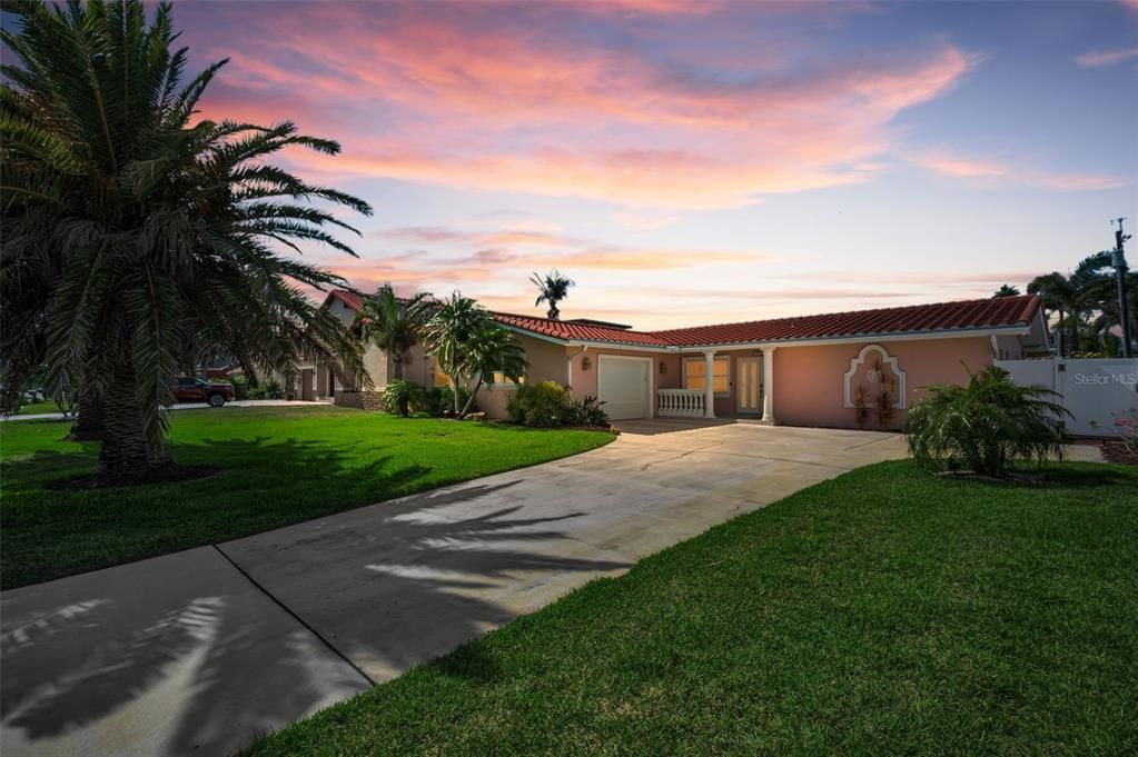 For Sale: $900,000 (3 beds, 2 baths, 1955 Square Feet)