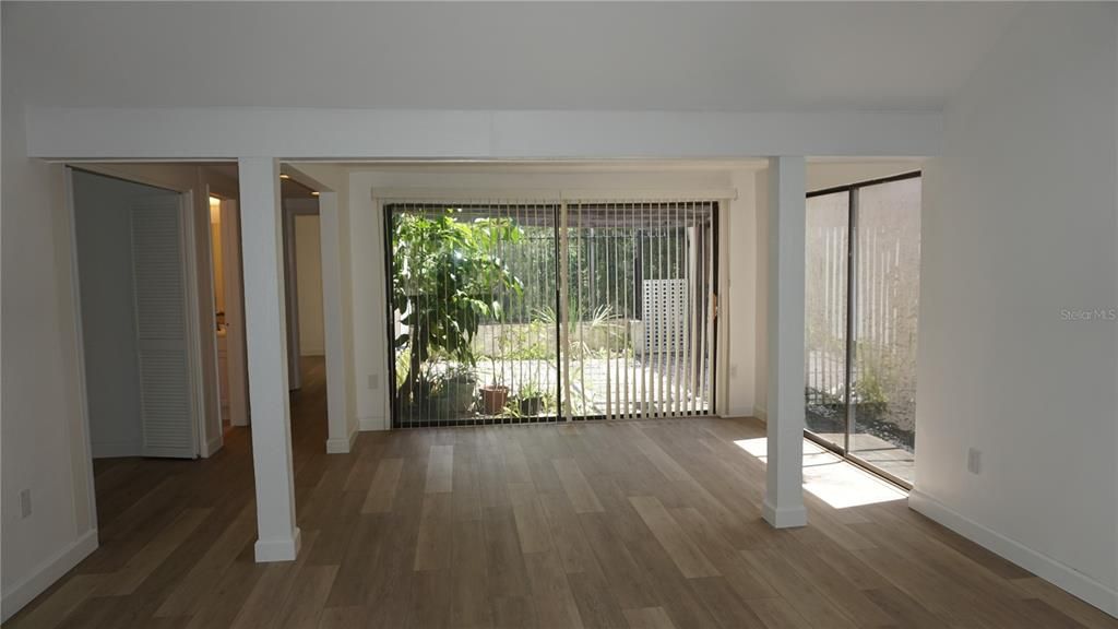 For Sale: $169,900 (2 beds, 1 baths, 963 Square Feet)
