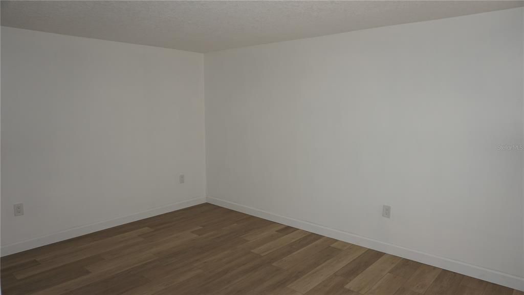 For Sale: $169,900 (2 beds, 1 baths, 963 Square Feet)