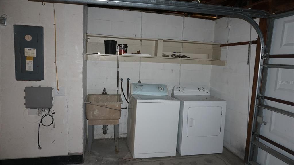For Sale: $169,900 (2 beds, 1 baths, 963 Square Feet)