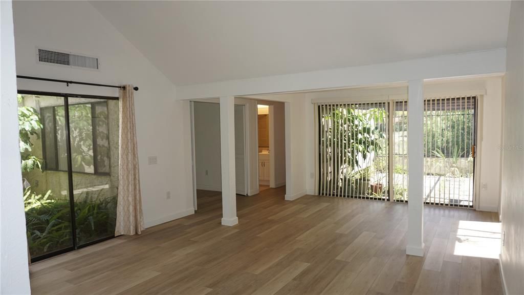 For Sale: $169,900 (2 beds, 1 baths, 963 Square Feet)