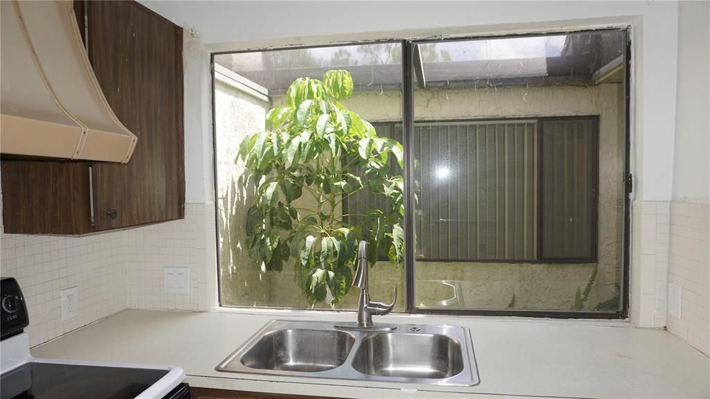 For Sale: $169,900 (2 beds, 1 baths, 963 Square Feet)