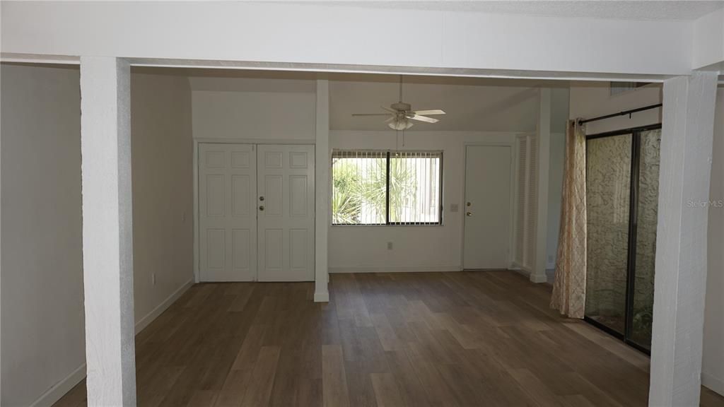 For Sale: $169,900 (2 beds, 1 baths, 963 Square Feet)