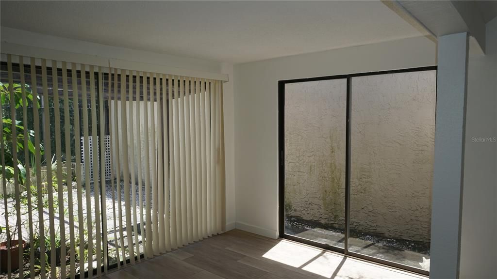 For Sale: $169,900 (2 beds, 1 baths, 963 Square Feet)