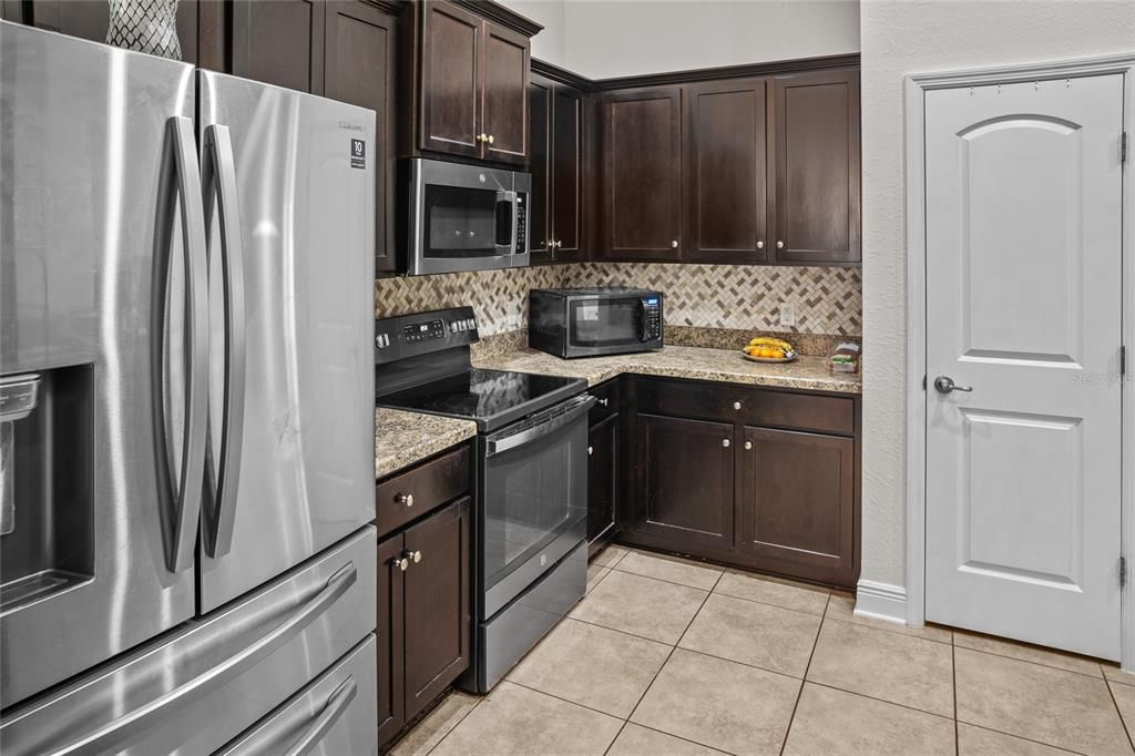 Active With Contract: $377,000 (3 beds, 2 baths, 2217 Square Feet)