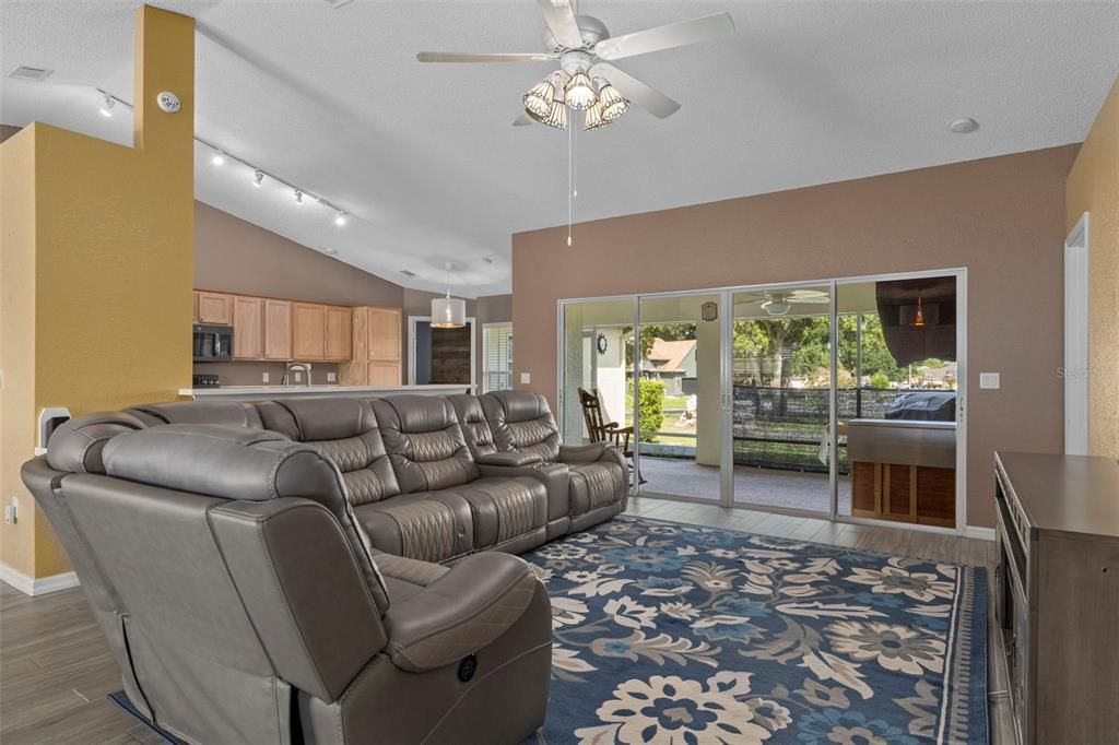 En Venta: $359,000 (4 camas, 3 baños, 2048 Pies cuadrados)