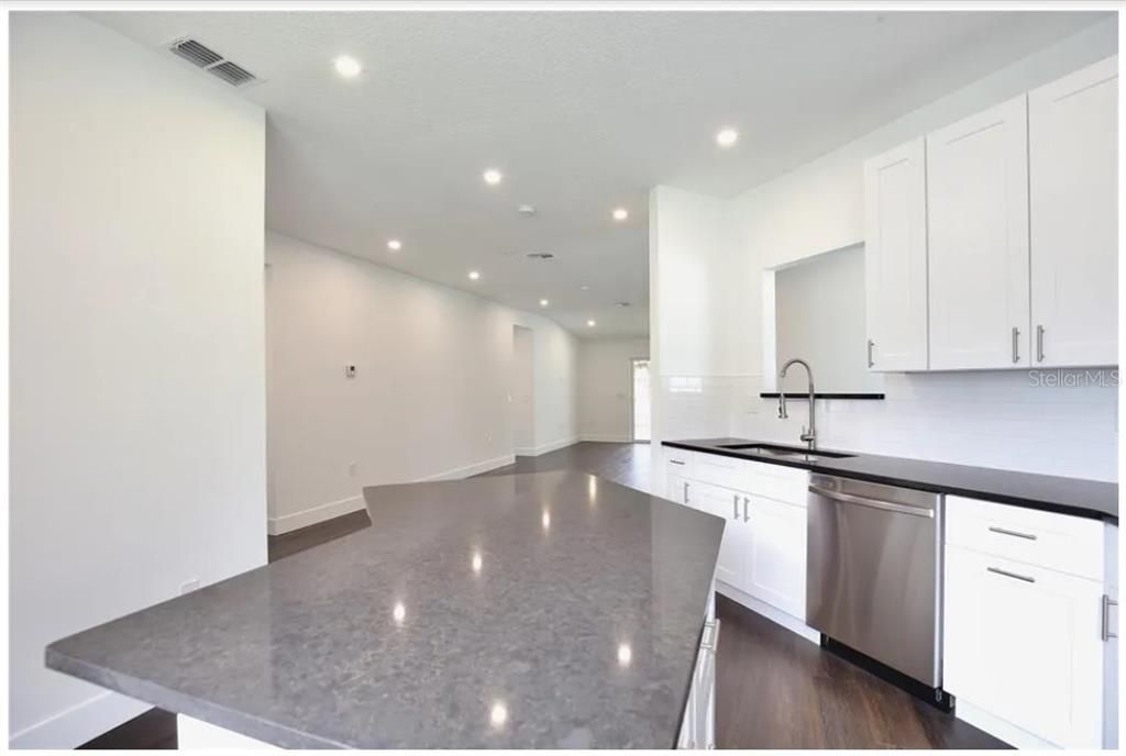For Rent: $2,400 (3 beds, 2 baths, 1406 Square Feet)