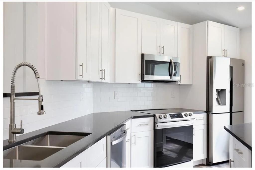 For Rent: $2,400 (3 beds, 2 baths, 1406 Square Feet)