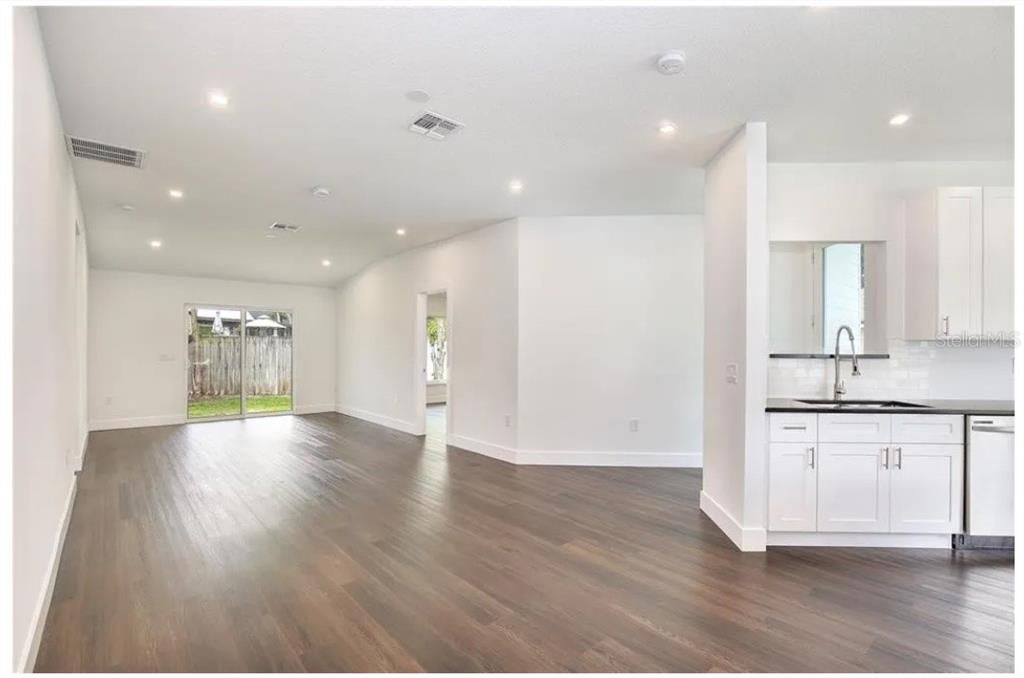 For Rent: $2,400 (3 beds, 2 baths, 1406 Square Feet)