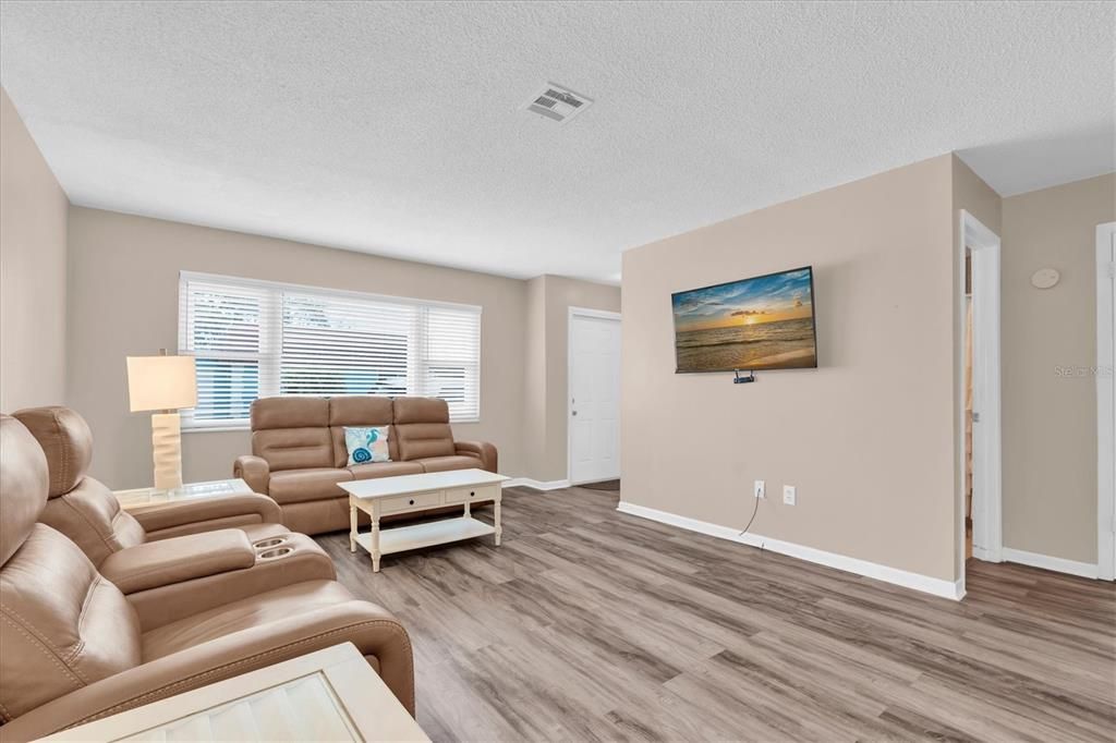 For Sale: $132,900 (1 beds, 1 baths, 902 Square Feet)