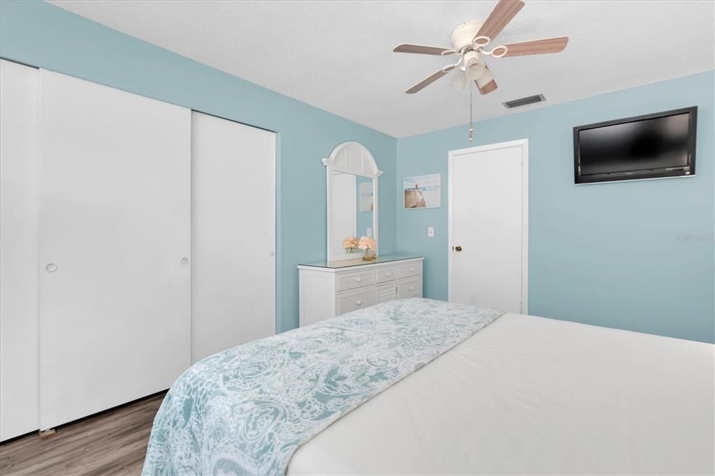 For Sale: $132,900 (1 beds, 1 baths, 902 Square Feet)