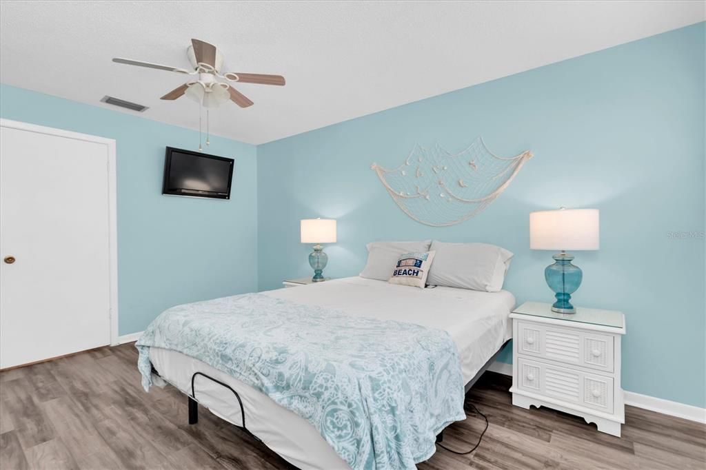 For Sale: $132,900 (1 beds, 1 baths, 902 Square Feet)