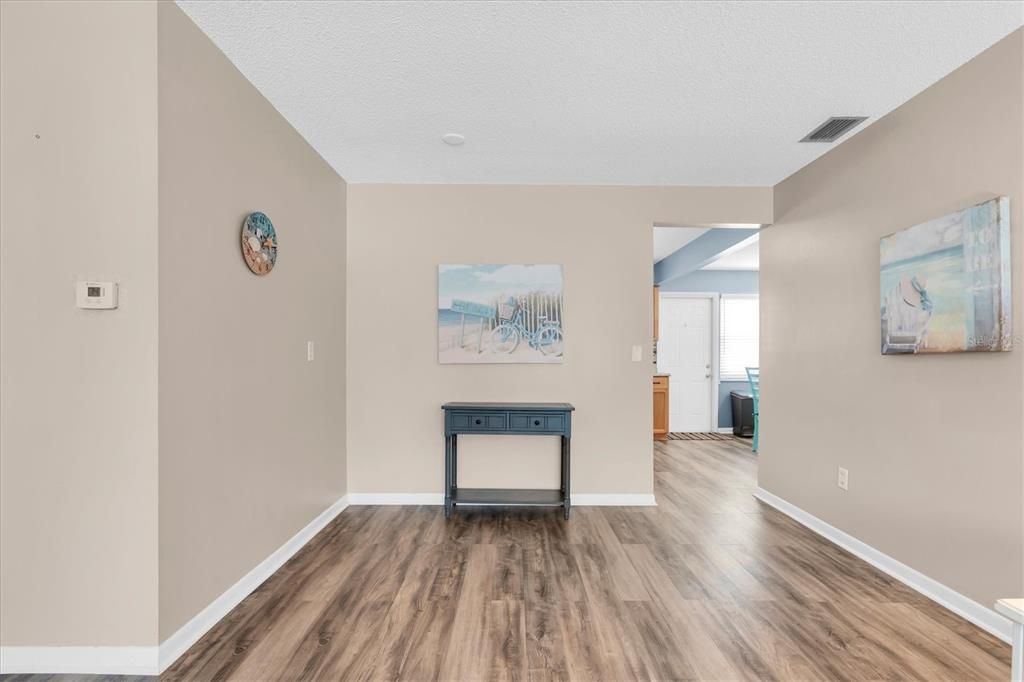 For Sale: $132,900 (1 beds, 1 baths, 902 Square Feet)