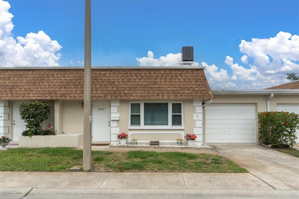 For Sale: $132,900 (1 beds, 1 baths, 902 Square Feet)