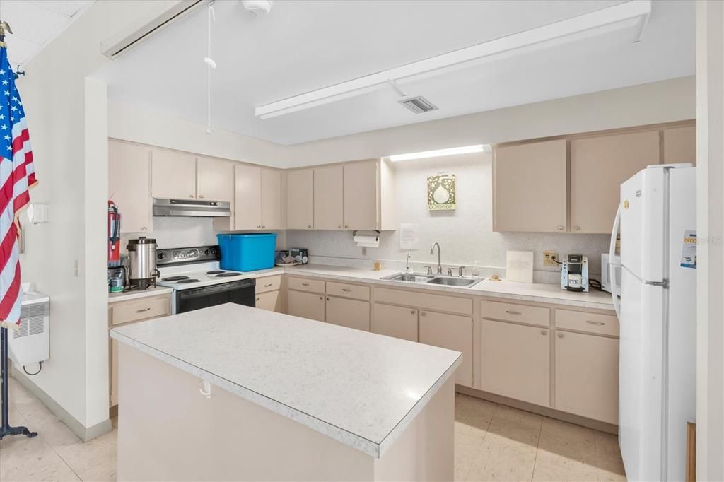 For Sale: $132,900 (1 beds, 1 baths, 902 Square Feet)