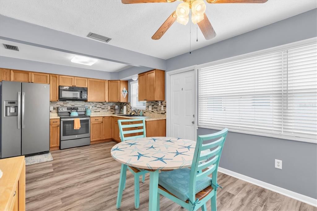 For Sale: $132,900 (1 beds, 1 baths, 902 Square Feet)