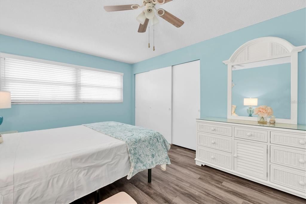 For Sale: $132,900 (1 beds, 1 baths, 902 Square Feet)