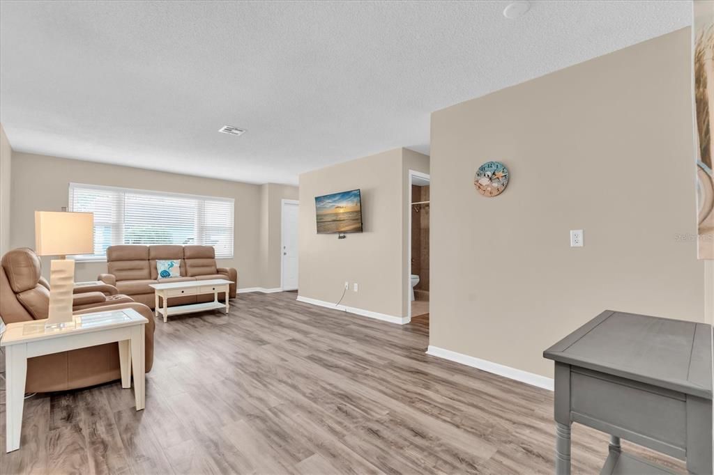 For Sale: $132,900 (1 beds, 1 baths, 902 Square Feet)