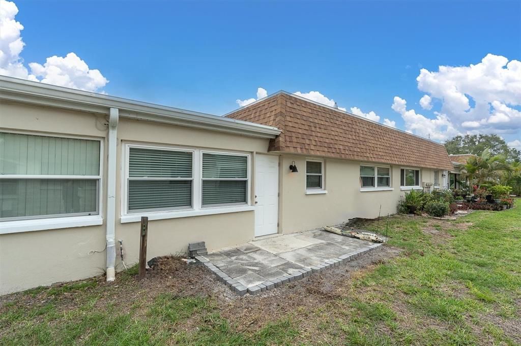 For Sale: $132,900 (1 beds, 1 baths, 902 Square Feet)