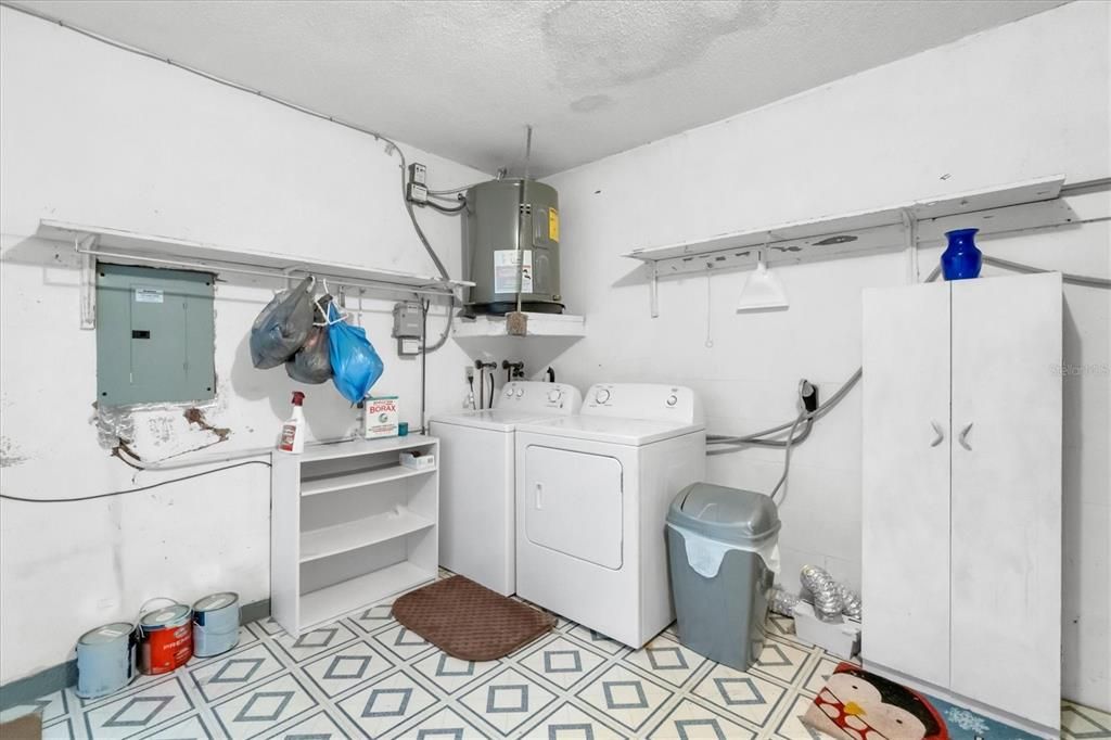 For Sale: $132,900 (1 beds, 1 baths, 902 Square Feet)