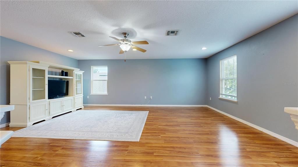 Active With Contract: $425,000 (4 beds, 2 baths, 2877 Square Feet)