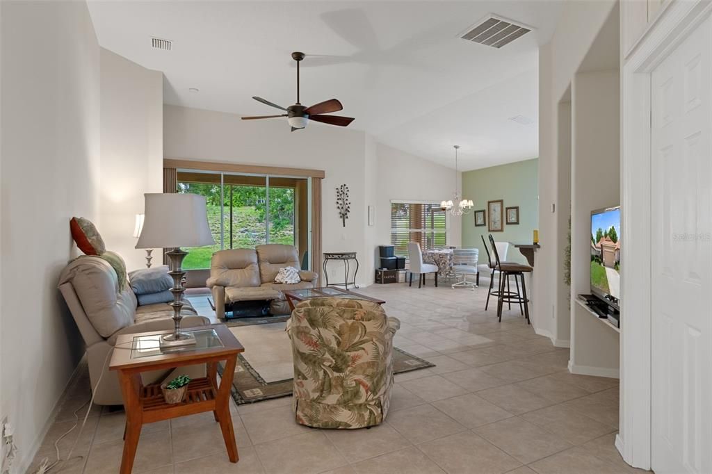For Sale: $269,900 (2 beds, 2 baths, 1527 Square Feet)